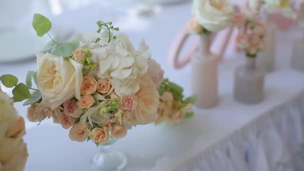 Квіти композиції на столі — стокове відео