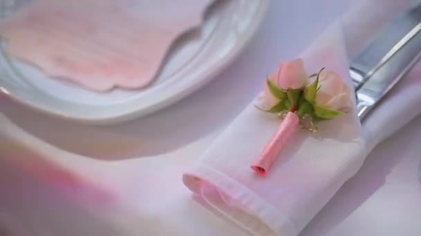 Bloemen composities op tafel — Stockvideo