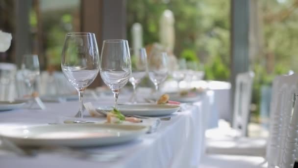 Gafas en platos en restaurante — Vídeo de stock