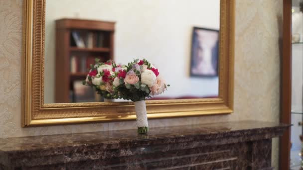Bridal bouquet near mirror — Stock Video