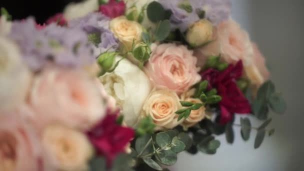Svatební kytice poblíž zrcadlo — Stock video
