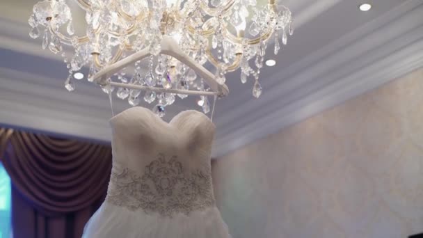 Vestido de novia en lámpara — Vídeo de stock
