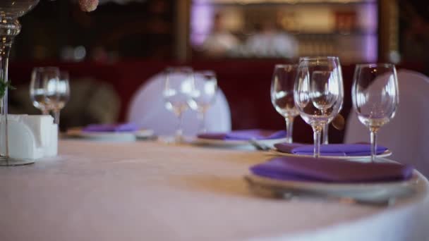 Окуляри в тарілках в ресторані — стокове відео