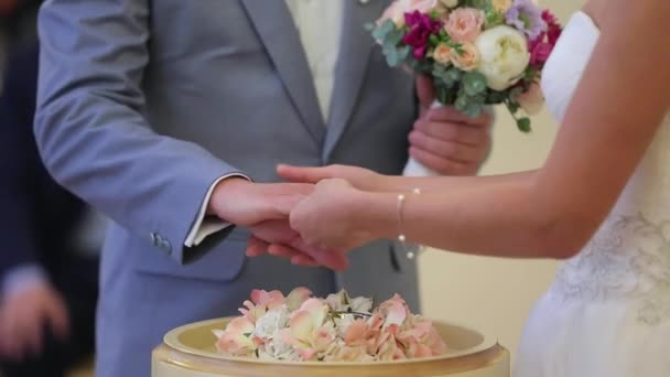 Sposa mette sulla fede nuziale sposi mano — Video Stock