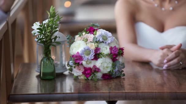 Невеста сидит за столом — стоковое видео