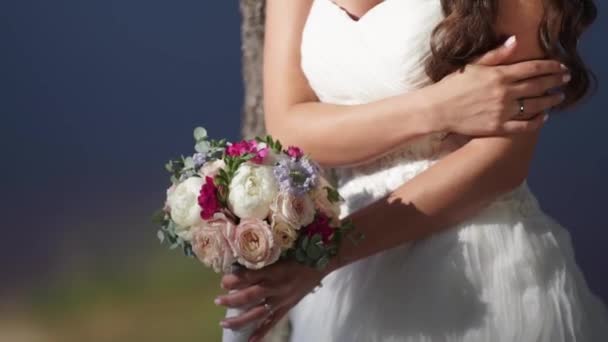 Braut mit Strauß im Freien — Stockvideo