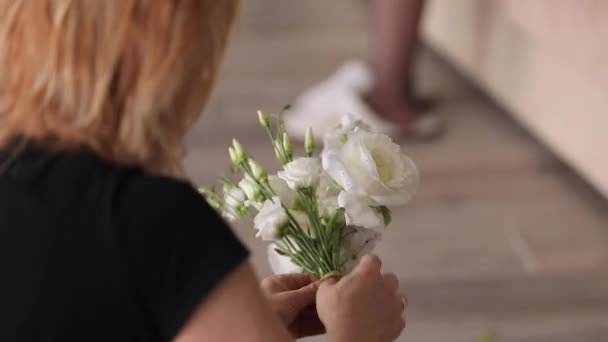 Florist arbetar med blommor — Stockvideo