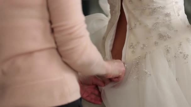 Застегиваю свадебное платье — стоковое видео