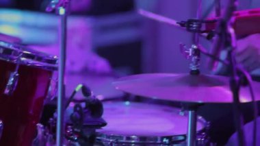 Adam müzik davul çalma