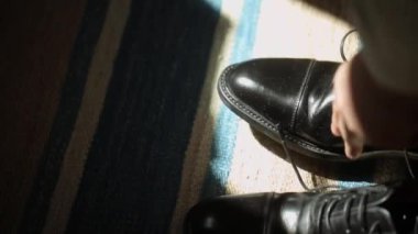 Ayakkabı giyiyor adamım, bağcıklarımı bağla