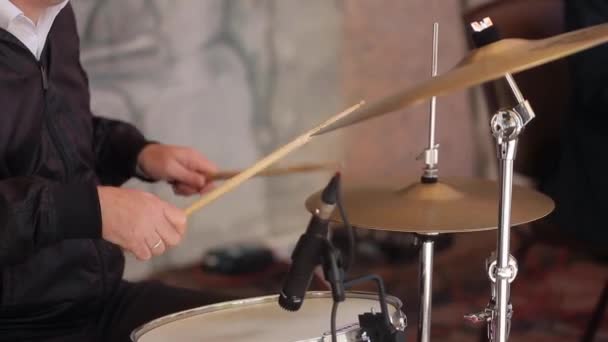 Han spiller musikk på trommer. – stockvideo
