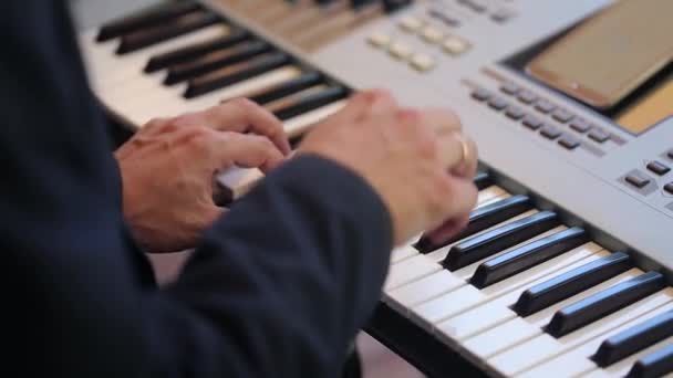 Hombre tocando música en el teclado — Vídeo de stock