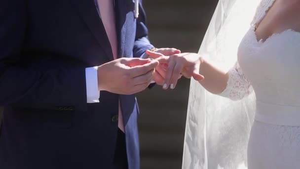 Наречений носить обручку на руці наречених — стокове відео