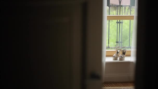 Damenschuhe im Zimmer in Fensternähe — Stockvideo