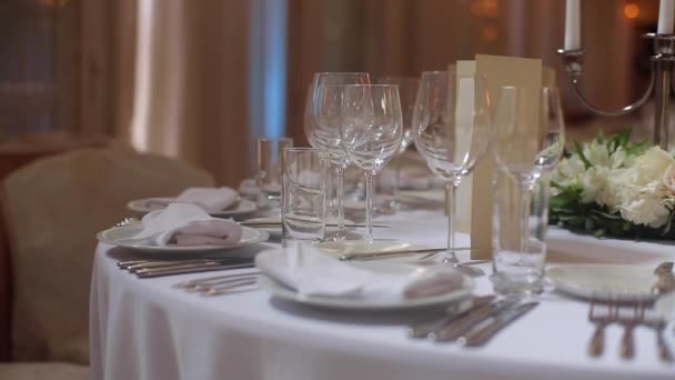 Bril in platen in restaurant — Stockvideo