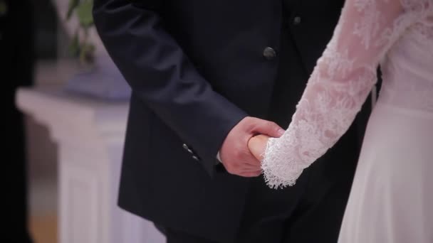 新娘和新郎手牵着手在仪式上 — 图库视频影像
