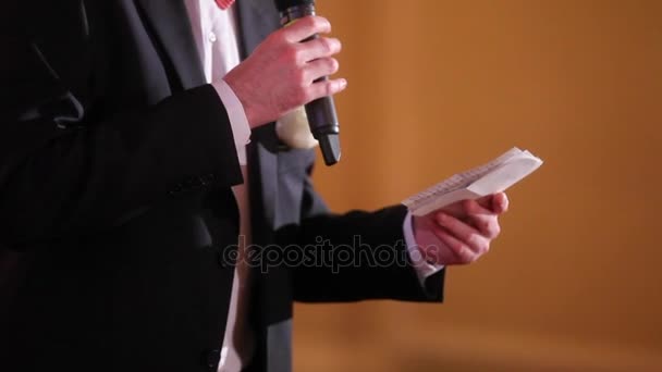 Man speaking with microphone — Stock Video