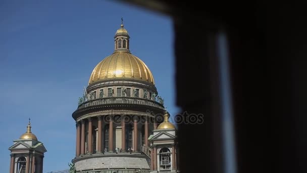 Sankt-Petersburg staden och Isaacs-katedralen — Stockvideo