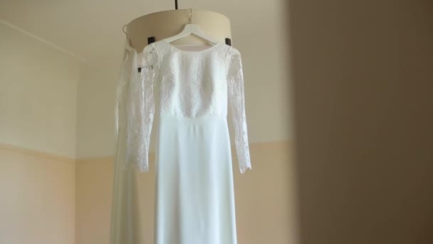 Två bröllopsklänningar i rum — Stockvideo
