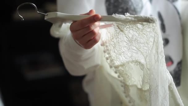 Junge Frau mit weißem Hochzeitskleid — Stockvideo