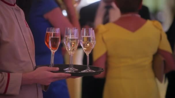 Bandeja de espera de camarero con copas de champán — Vídeo de stock