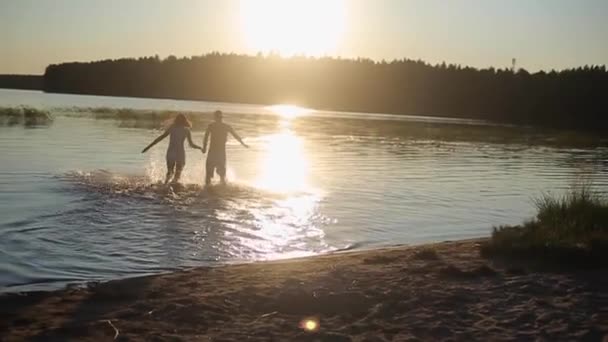 Joven pareja encantadora abrazándose en una playa — Vídeos de Stock
