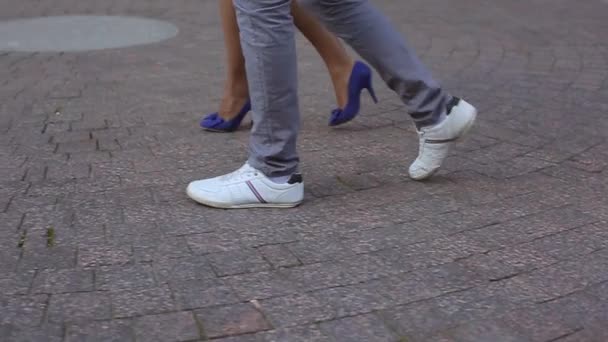 Junges schönes Paar zu Fuß in einer Stadt — Stockvideo