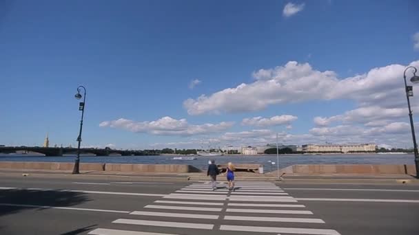 युवा सुंदर जोडपे हात धारण आणि शहरात चालणे — स्टॉक व्हिडिओ