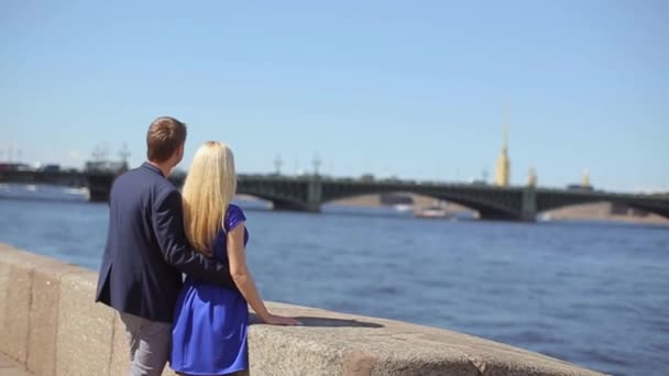 Mladý krásný pár všeobjímající na nábřeží — Stock video