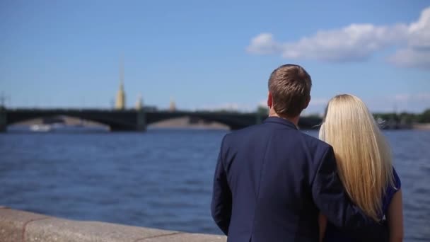 Молода мила пара обіймає на набережній — стокове відео