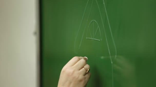 Tebeşir tahtaya çizim kadın — Stok video