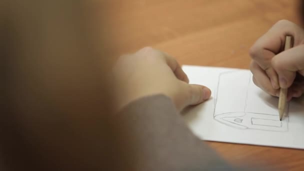 Μαθητής σχεδίασης σπίτι σε χαρτί — Αρχείο Βίντεο