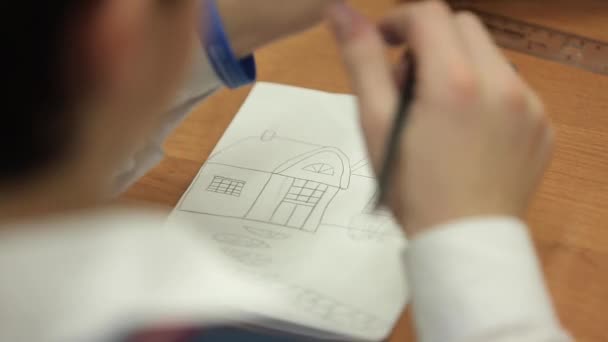 Pupil drawing house on paper — Stock Video