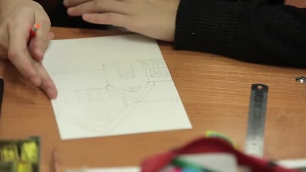 Casa de dibujo del alumno sobre papel — Vídeos de Stock