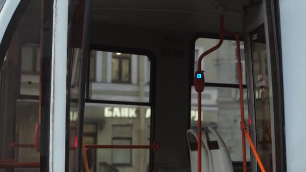 Sluiten van deuren op bewolkte dag tram — Stockvideo