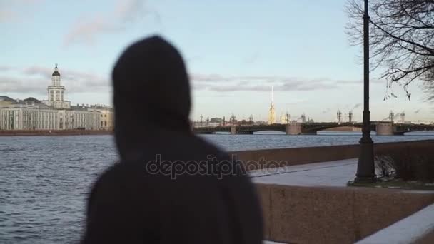 Неузнаваемый человек, живущий на городской набережной — стоковое видео
