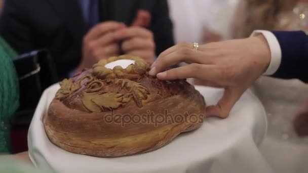 Nygifte bryder bryllupsbrød – Stock-video