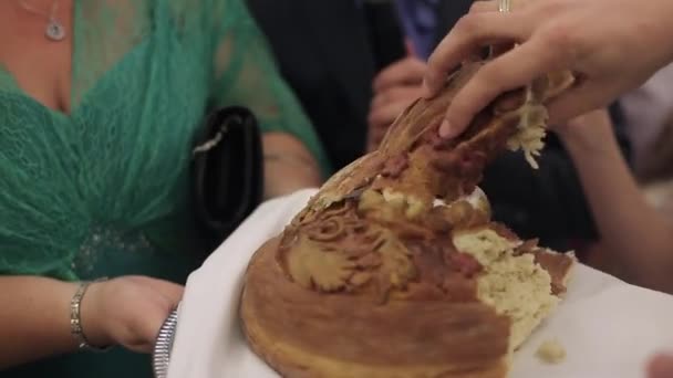 Newlyweds breaking wedding bread — Stock Video