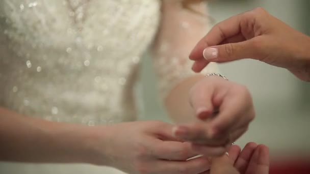 Noiva usando pulseira — Vídeo de Stock