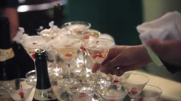 Pyramid av champagne på part — Stockvideo