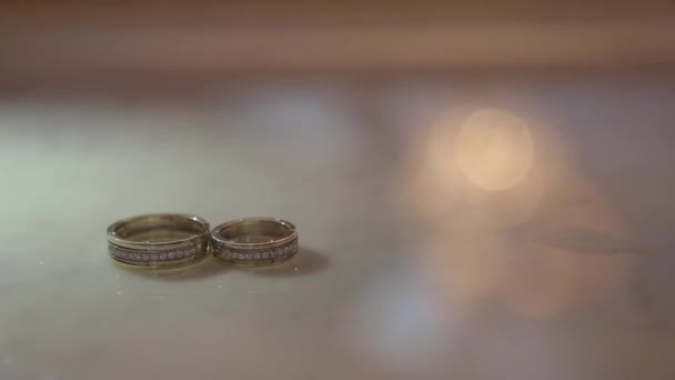 Dos anillos de boda — Vídeo de stock