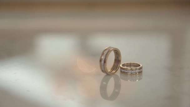 Two wedding rings — Stock Video