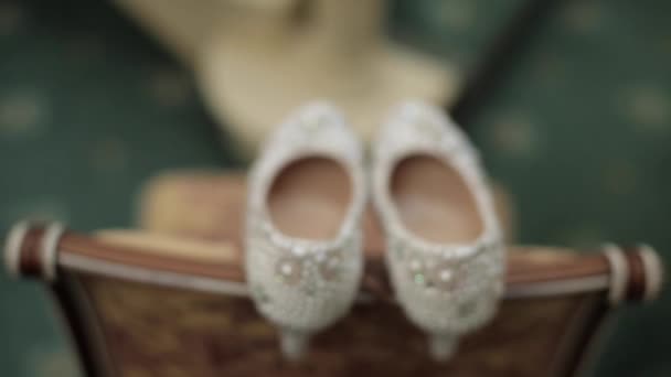Женская обувь на стуле — стоковое видео