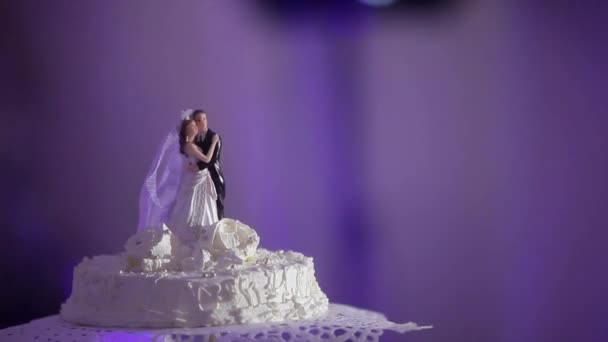 Γαμήλια τούρτα γιορτή με στοιχεία του γαμπρού και νύφης — Αρχείο Βίντεο