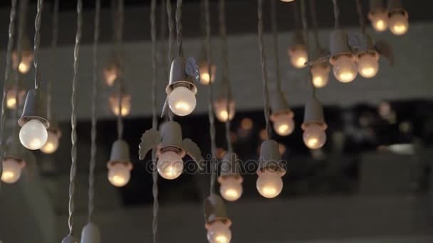 Lampe mit Engelsflügeln — Stockvideo