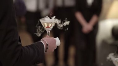 Adam köpüklü şarap ile