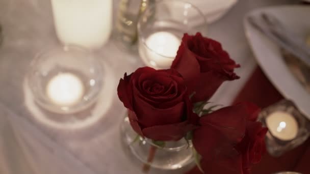 Rode rozen anf kaarsjes op tafel — Stockvideo