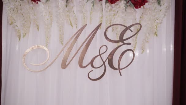 Подпись М и Е на свадебной вечеринке — стоковое видео