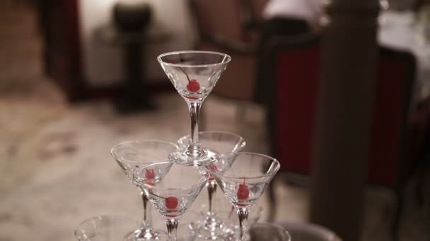 Піраміда шампанського на вечірці — стокове відео