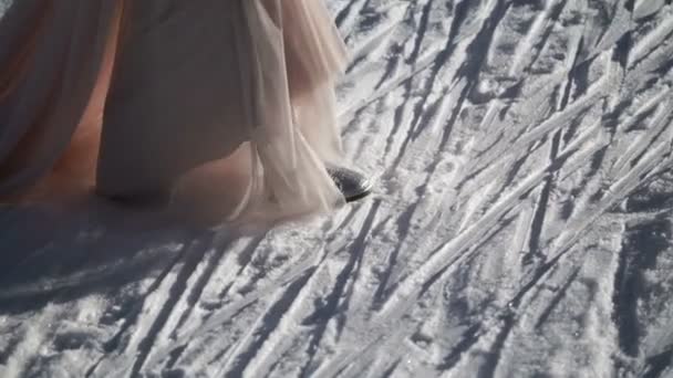 Frau in langem Kleid und silbernen Schuhen am Wintertag unterwegs — Stockvideo